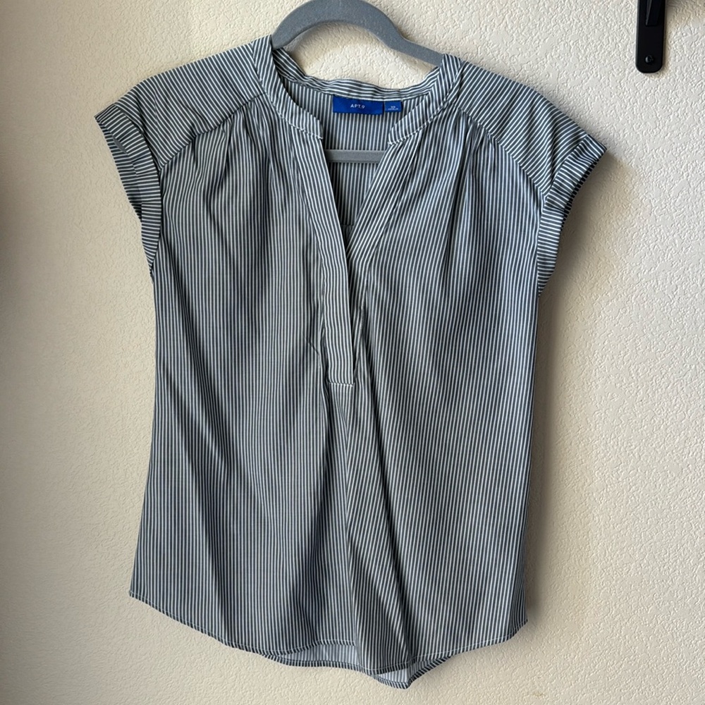 Cuffed cap sleeve button front top. EUC!